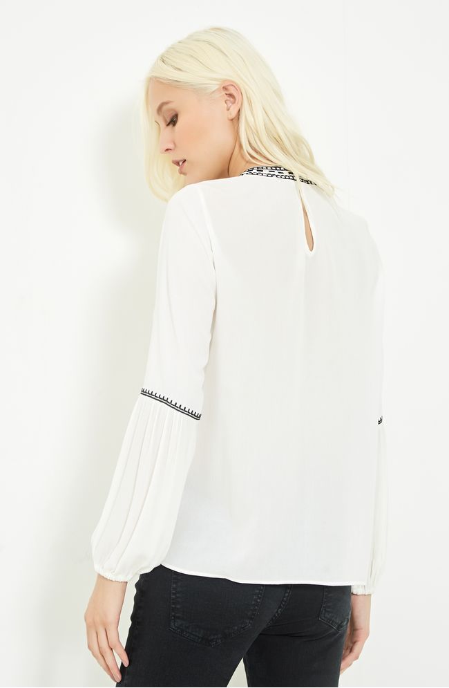 05181141_075_2-BLUSA-DECOTE-BORDADO